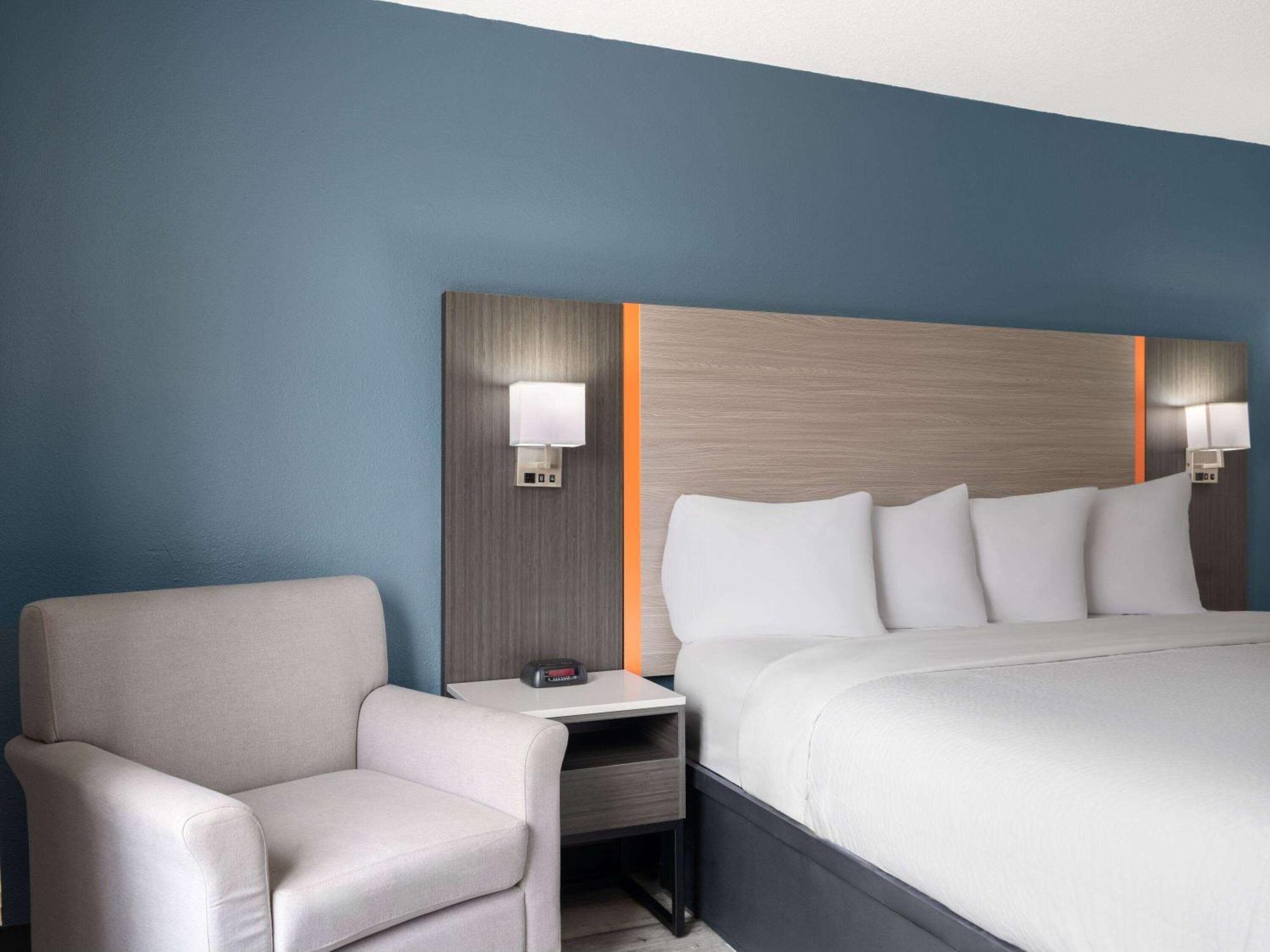 Hotel Baymont By Wyndham Indianapolis East Exterior foto